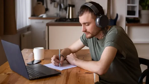 Estudiante en una computadora