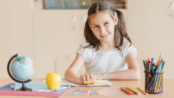 Estudiante con una manzana