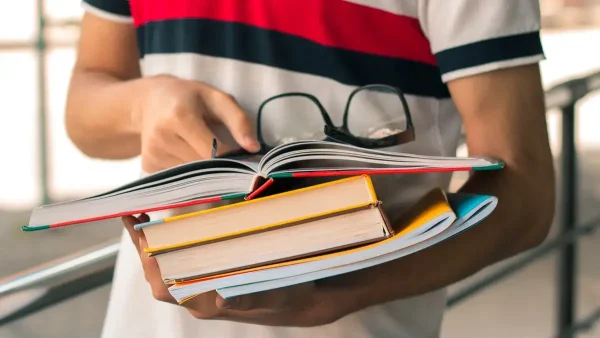 Estudiantes con libros en las manos