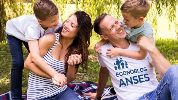 Familia tipo de la AUH con remera de Anses