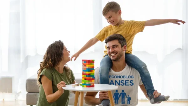 Familia feliz del SUAF con remera de Anses