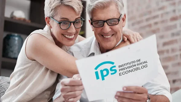 Jubilados del IPS con un papel en la mano