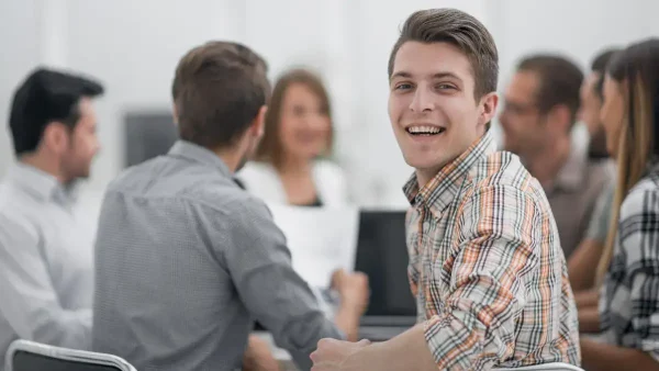 Jóvenes trabajando