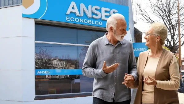 Jubilados hablando en Anses