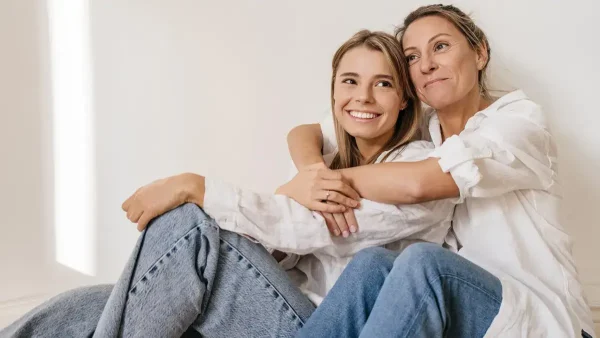 Madre abrazando a su hija