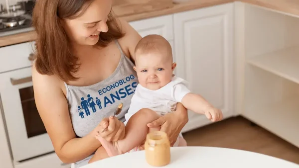 Madre de la AUH usando remera de Anses