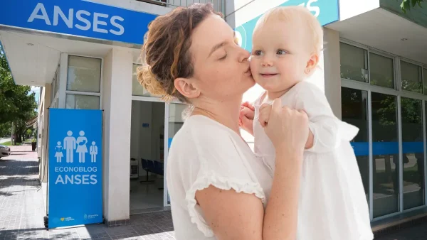 Madre de la AUH con su bebé en Anses