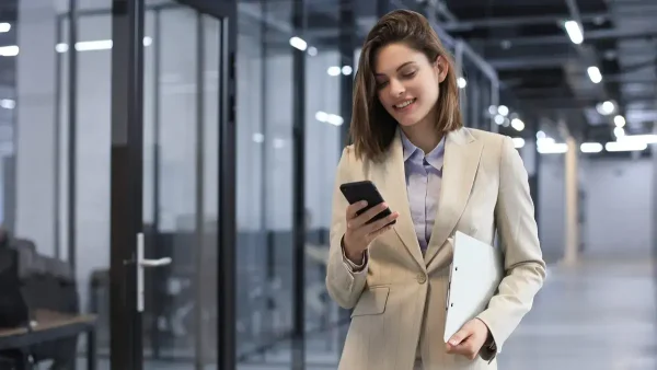 Mujer empresaria con su teléfono celular