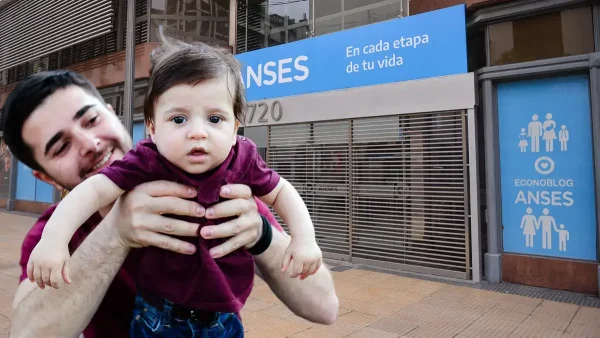 Padre de la AUH o SUAF en oficina de Anses