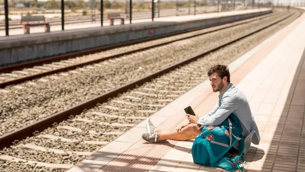 Pasajero esperando por el tren