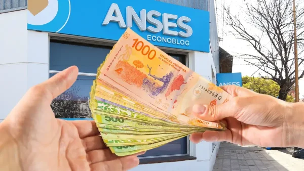 Manos con pesos en oficina de Anses