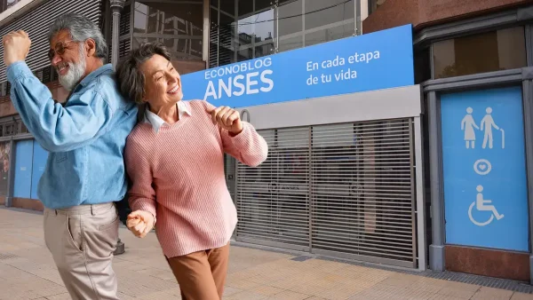 Jubilados felices en Anses con cartel de PNC