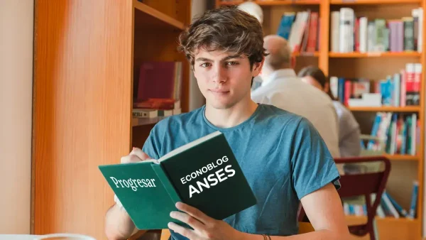 Titular de Becas Progresar con libro de Anses