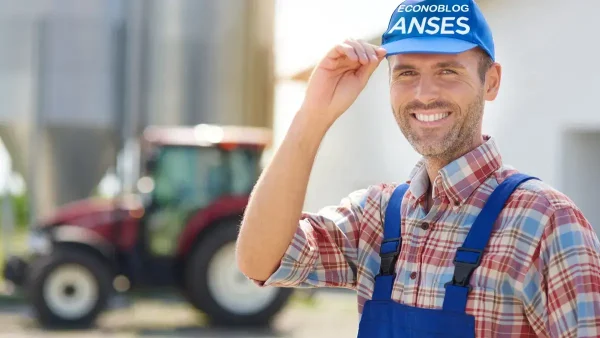 Trabajador rural con gorra de Anses