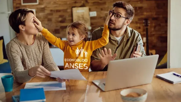 Familia del SUAF de Anses frente a una computadora