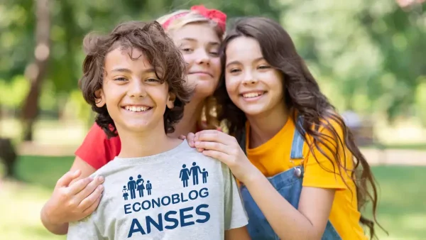 Niños de la AUH y del SUAF con remera de Anses