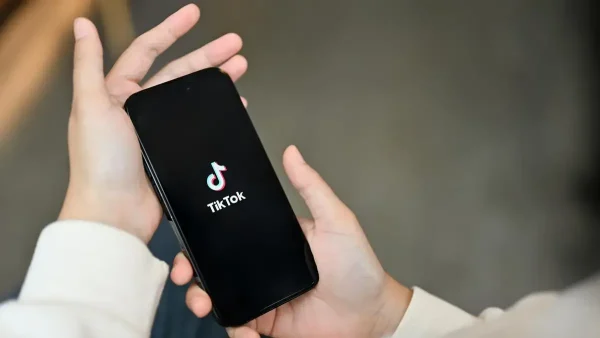 Teléfono abriendo Tik Tok