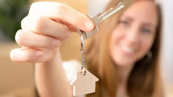 Entregando la llave de una vivienda