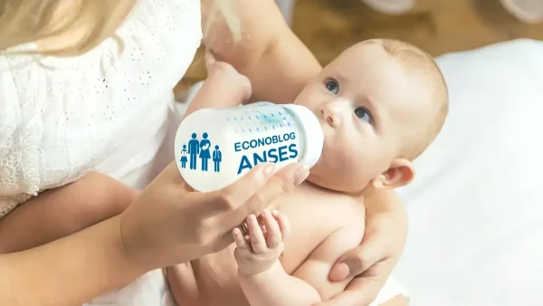 Bebé de la AUH con mamadera de Anses