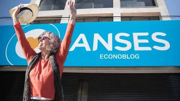 Jubilada contenta con sombrero en Anses