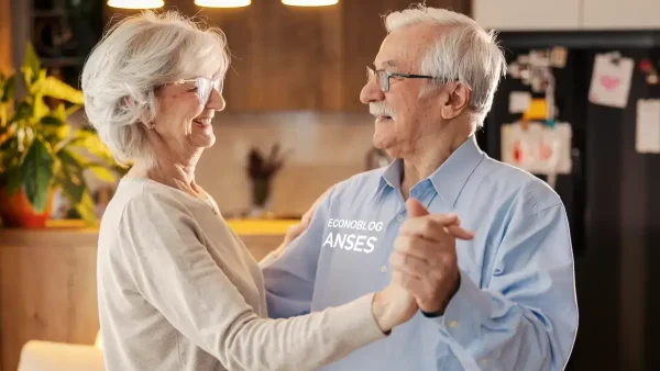 Jubilados de la Anses bailando