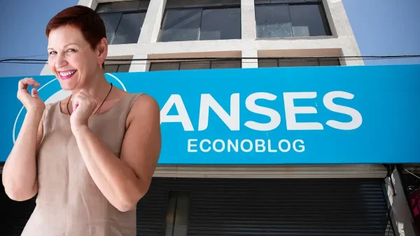 Mujer contenta en la delegación de Anses