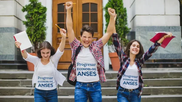 Estudiantes de Progresar felices con remera de Anses