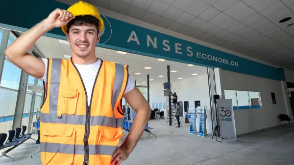 Trabajador contento en oficina de Anses