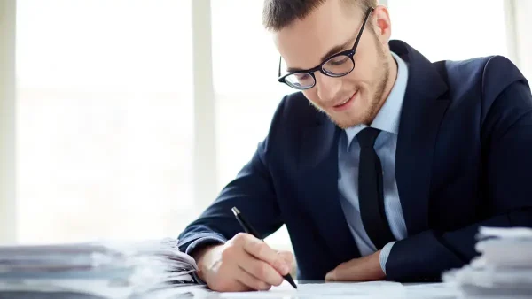 Trabajador con un traje