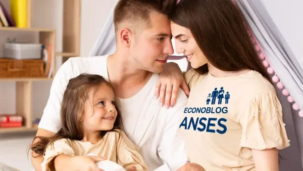 Familia de la AUH con remera de Anses