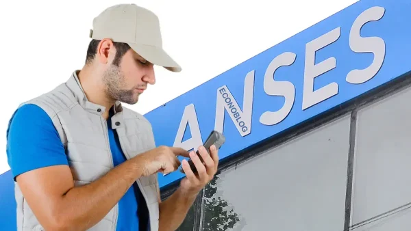 Hombre con un celular en Anses