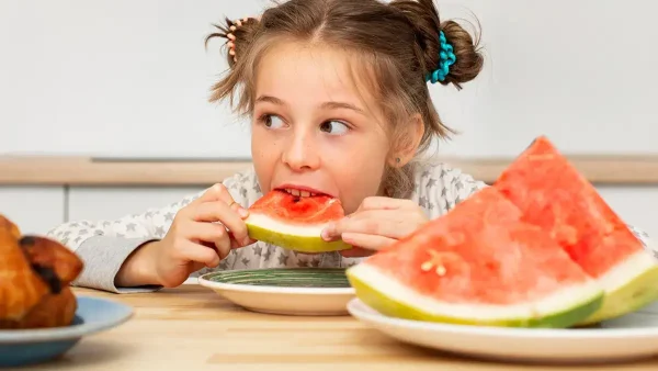 Niña comiendo sandía