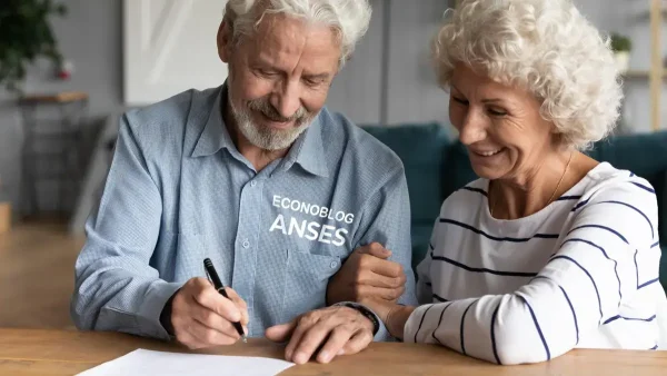 Jubilados de Anses firmando