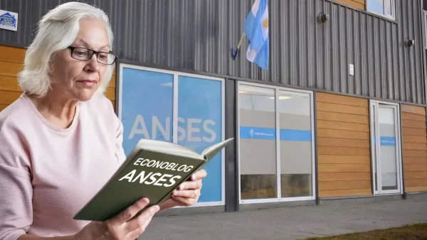 Jubilada con un libro de Anses