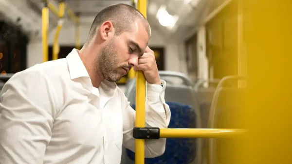 Pasajero preocupado en un colectivo