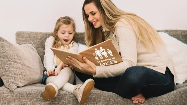 Madre de la AUH con libro de Anses