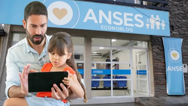 Padre de la AUH con celular en Anses