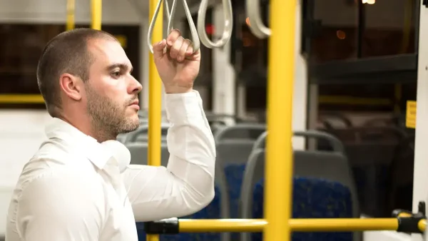 Hombre viajando en un colectivo