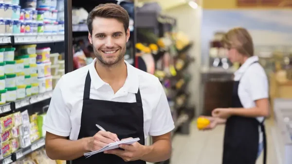 Empleado de comercio contento