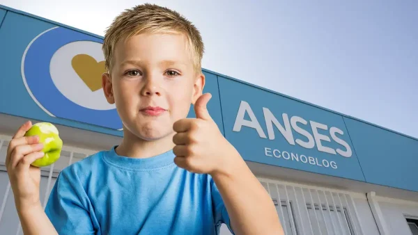 Niño comiendo una manzana en Anses