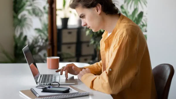 Joven en una computadora