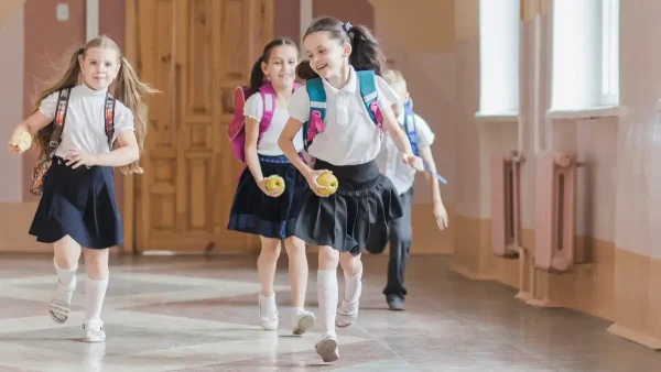 Estudiantes corriendo en la escuela