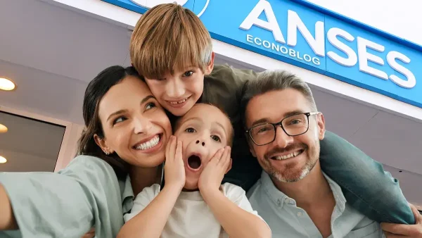 Familia en oficina de Anses