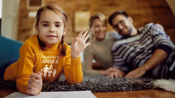 Familia de la AUH con remera de Anses