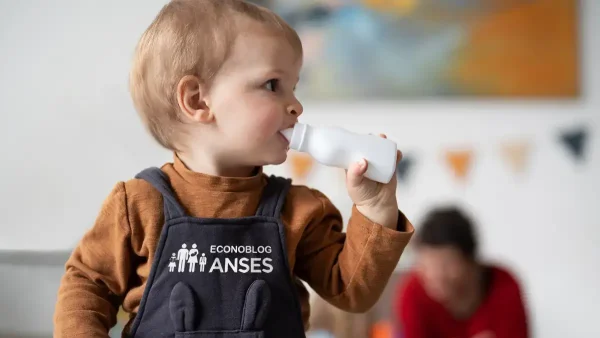 Bebé de la AUH de Anses tomando leche