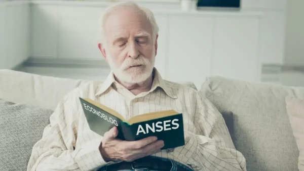 Jubilado leyendo libro de Anses