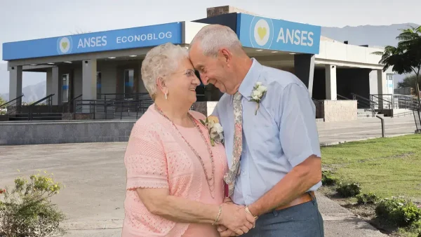 Pareja de jubilados en Anses