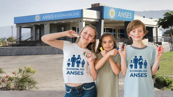 Chicos contentos de la AUH en Anses