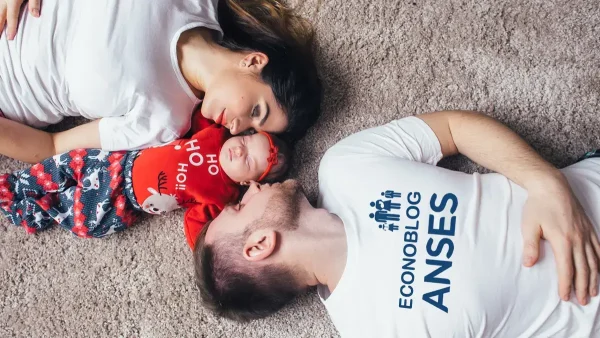 Bebé de la AUH con sus padres con remera de Anses