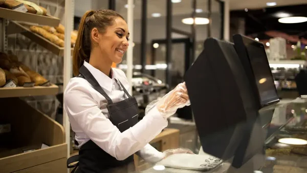 Empleada de comercio trabajando